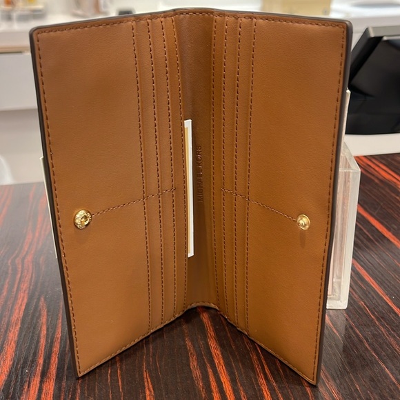 Michael Kors Reed Large Bifold Signature Snap Wallet Card Case 
Brown 
NWT - Picture 13 of 16